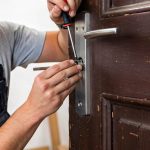 herramientas para instalar cerraduras